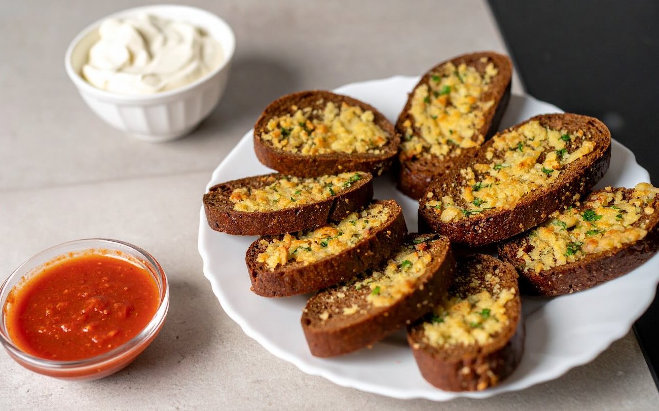 Гренки приготовятся хрустящими и ароматными: чесночная закуска без лишнего масла своими руками