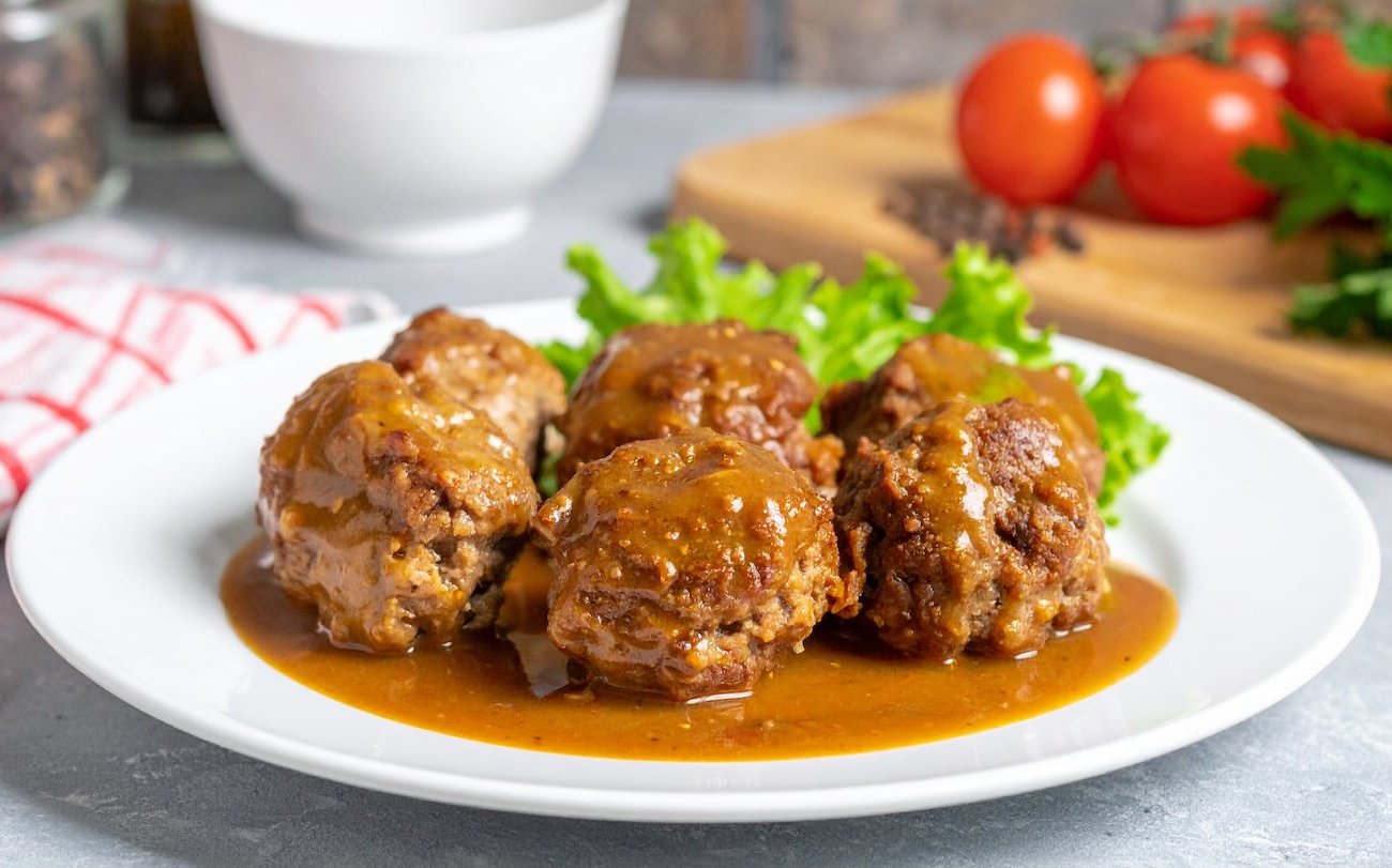 Тефтели и котлеты станут в разы вкуснее: соседка поделилась рецептом идеальной подливы