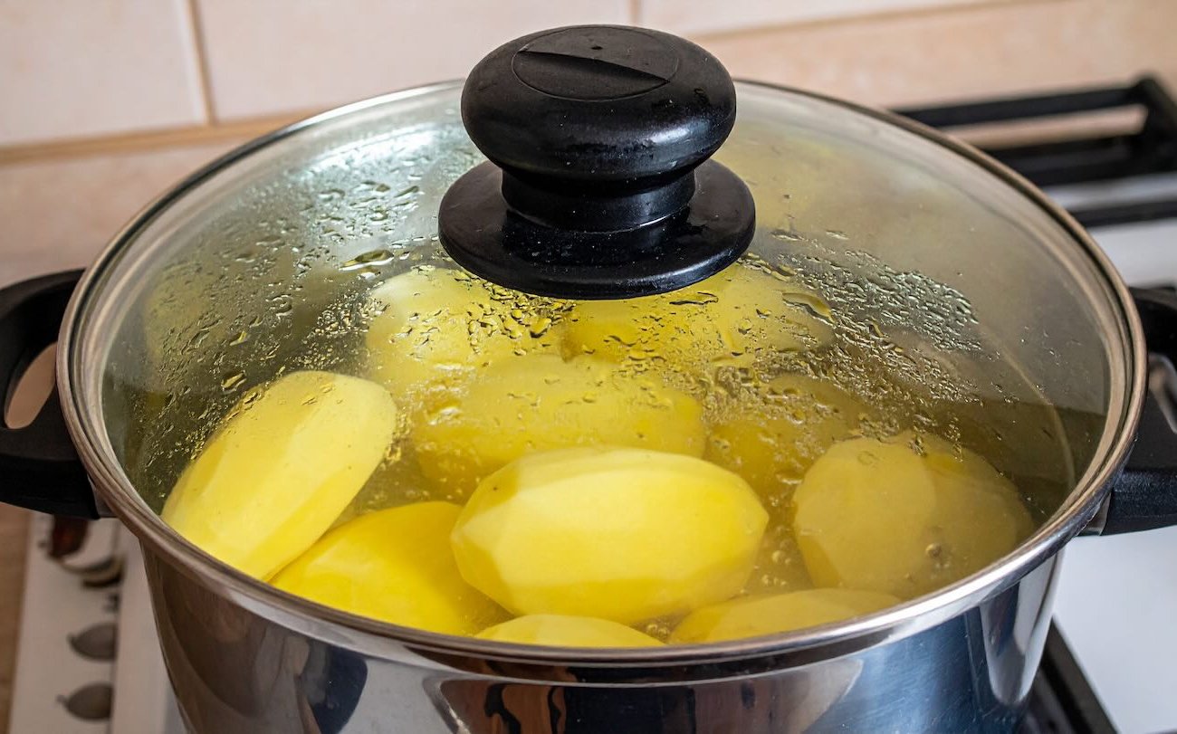 Картофель варится нежным и вкусным: свекровь научила главному правилу — крышка решает все