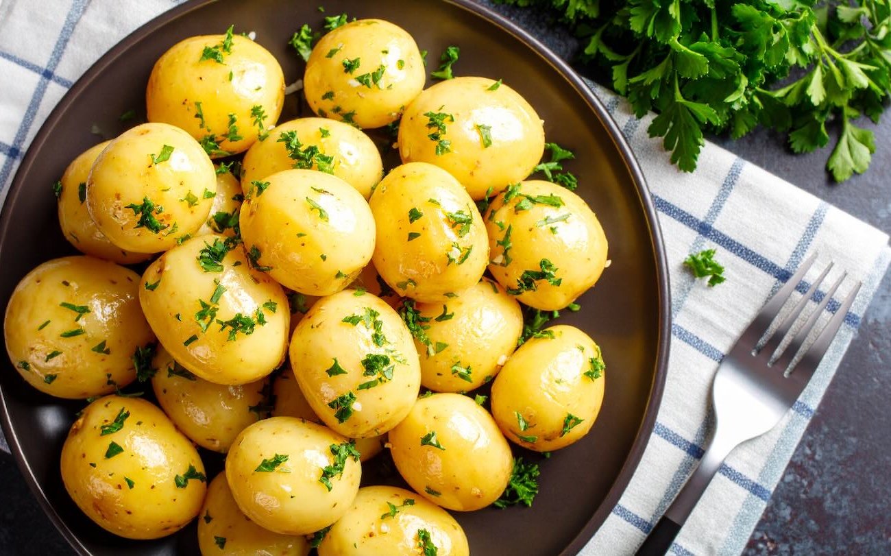 Молодая картошка останется целой и нежной: 2 секрета варки, которые знают не все