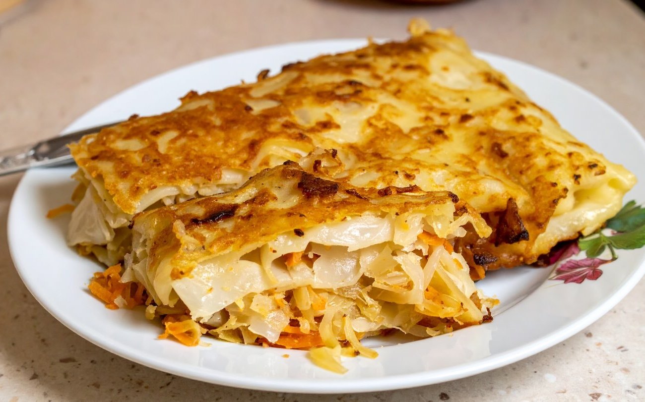 Шарлотка с капустой окажется вкуснее мясных пирогов: проверенный семейный рецепт