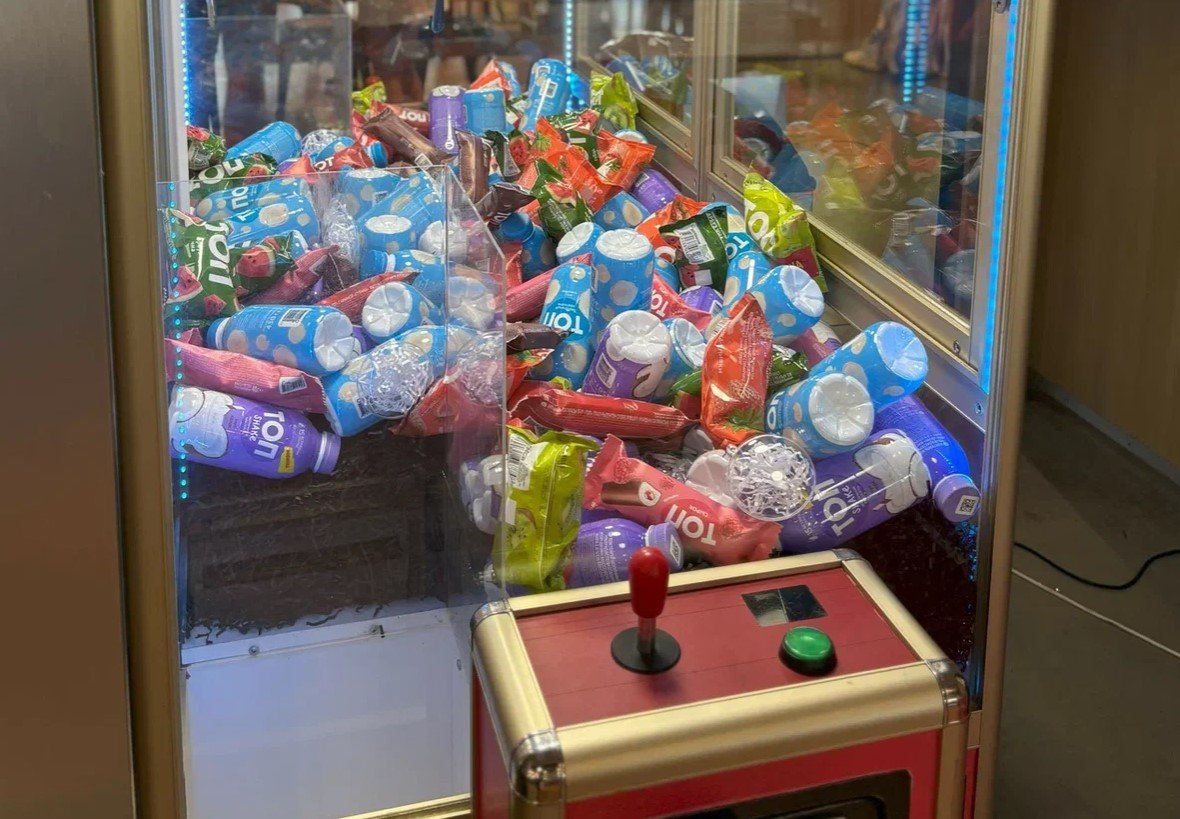 В Минске появились бесплатные игровые автоматы-хватайки с продуктами вместо игрушек