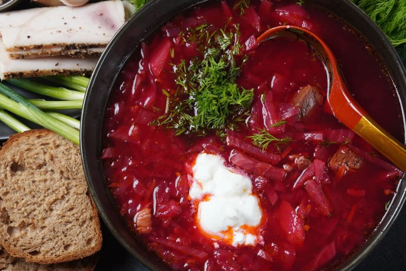 Борщ стал намного вкуснее после одной хитрости: свекровь посоветовала убрать популярный ингредиент