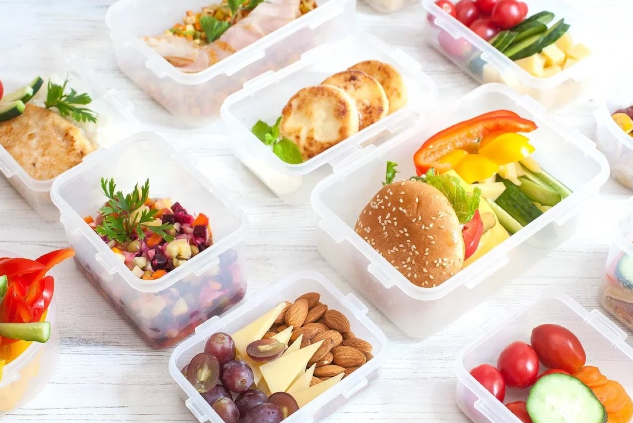 Здоровье под угрозой из-за неправильного хранения: 5 продуктов, которым противопоказан пластиковый контейнер