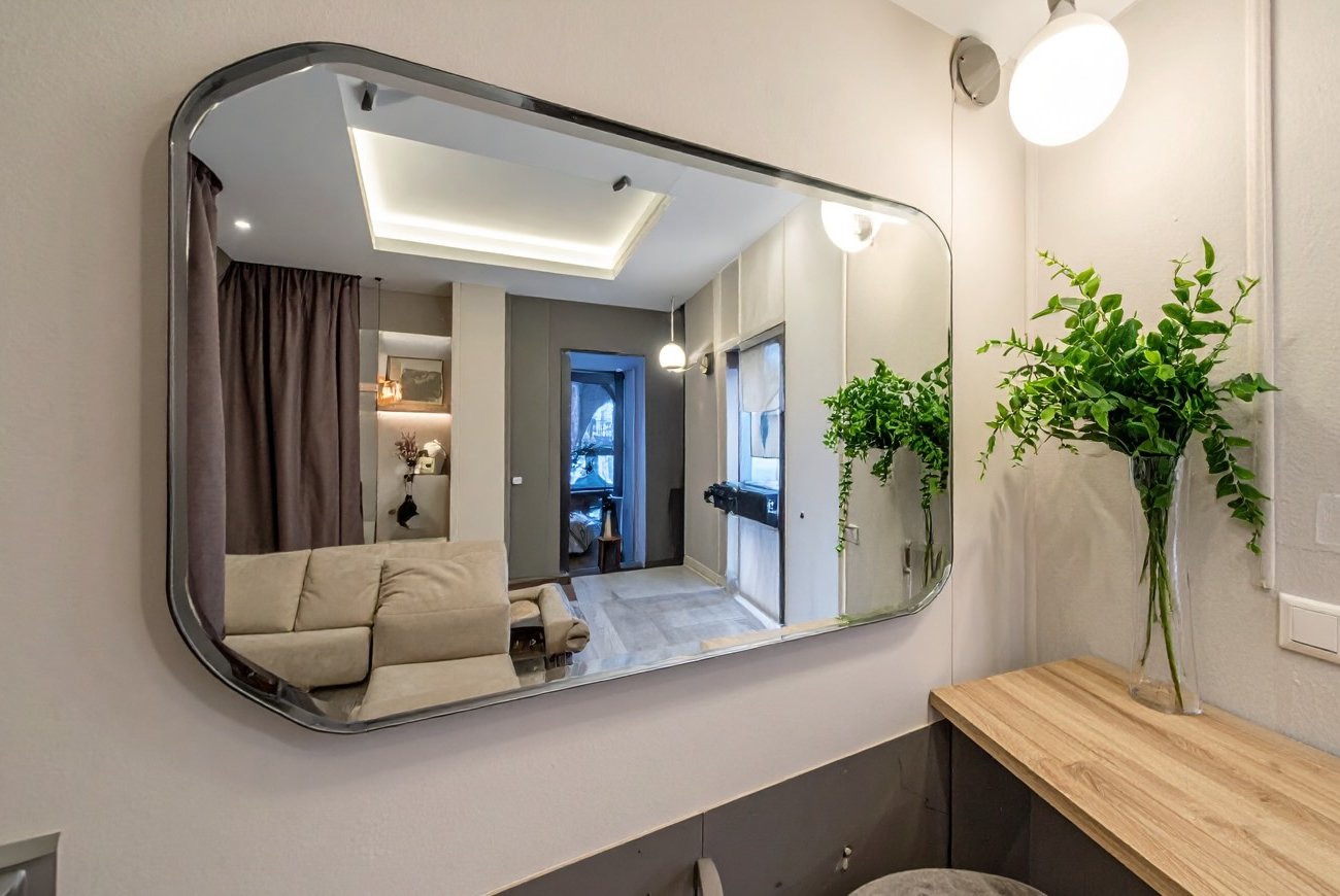 Зеркала будут сверкать чистотой: простые способы мытья без разводов