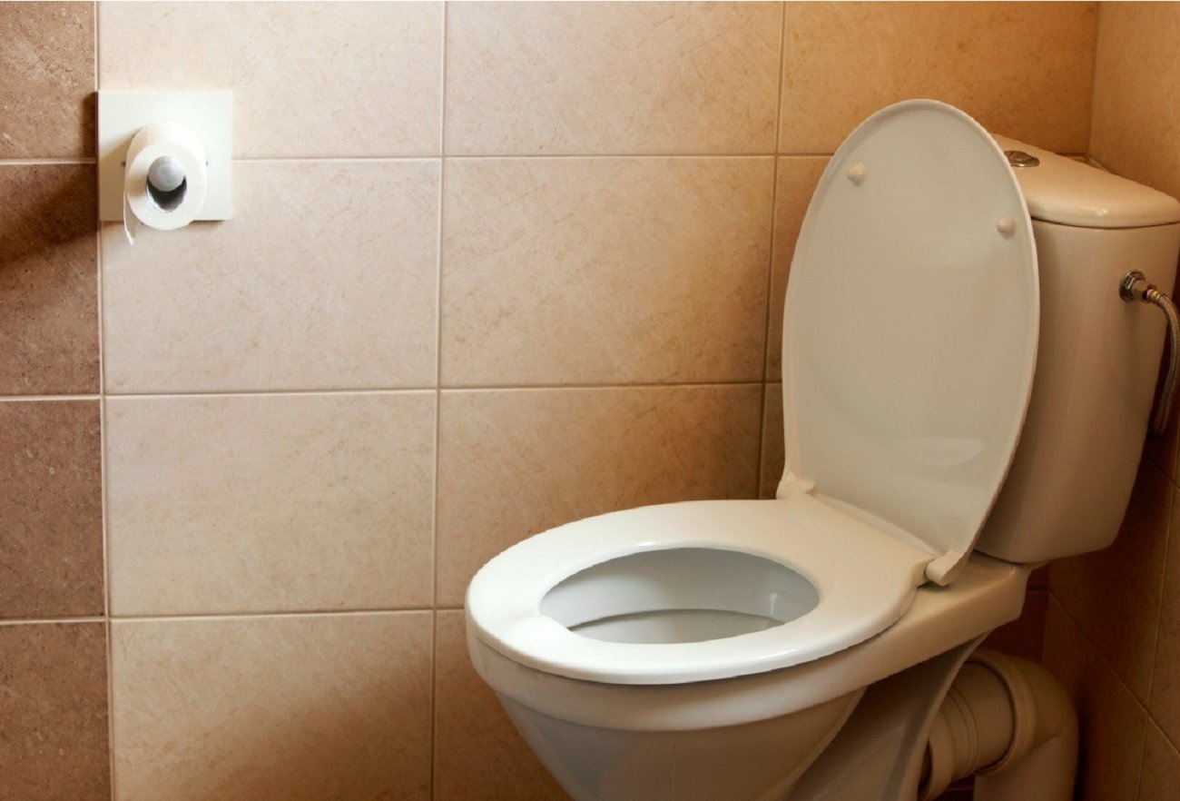 Зачем хитрые хозяйки хранят коробок от спичек за унитазом: полезный лайфхак для свежести в туалете