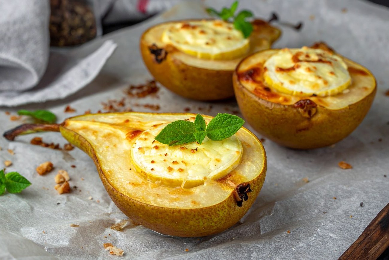 Осенний десерт покорит изысканным вкусом: простой рецепт запеченных груш с сыром