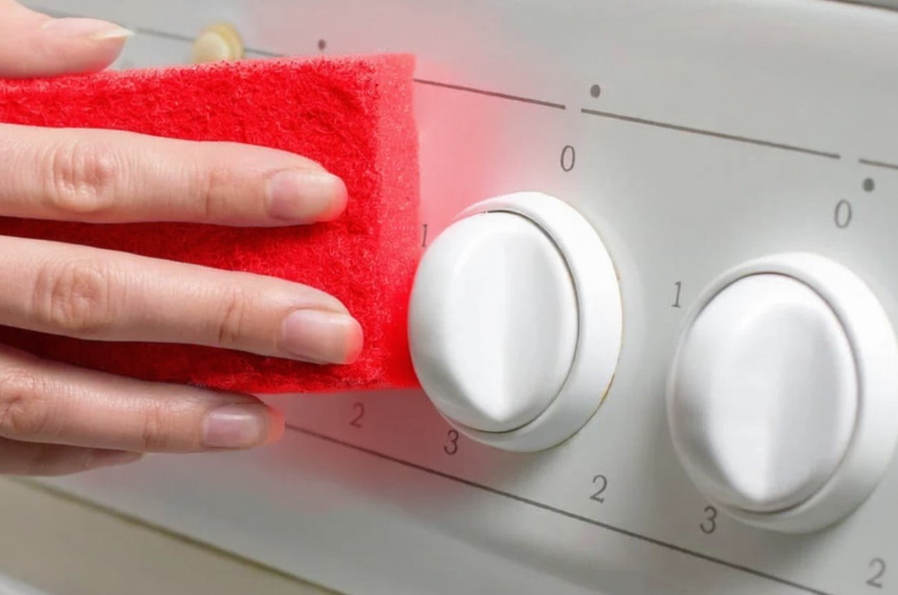 Забудьте о «Фейри»: копеечное средство растворяет застарелый жир на ручках плиты за 3 минуты