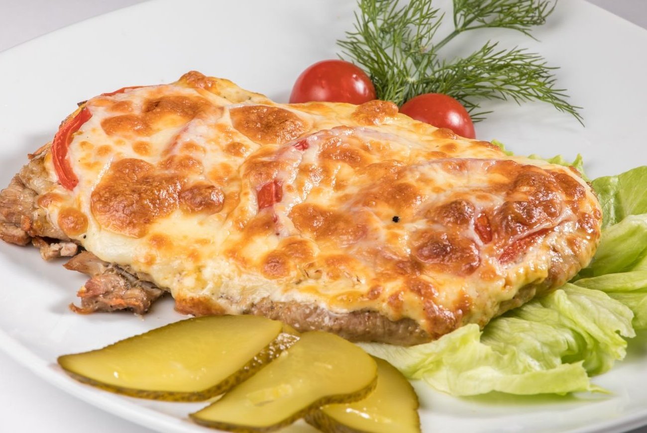 Готовлю мясо по-французски с ананасами и семья в восторге: запомните необычный рецепт