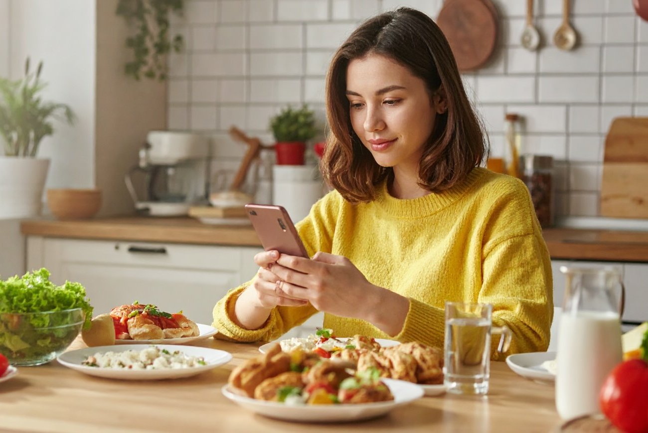 Эти 5 ошибок за столом разрушают здоровье: запомните, чего нельзя делать во время еды