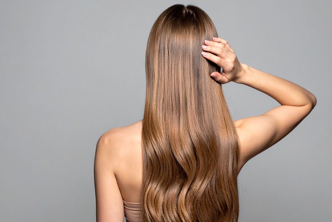 Волосы будут здоровыми и блестящими: запомните правильное время для мытья головы