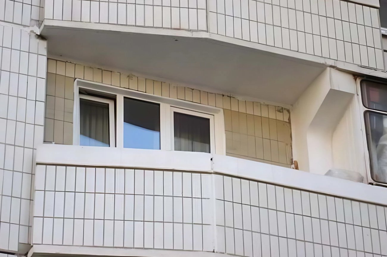 Из балкона перестанет дуть: обычная щетка спасет от сквозняка и сэкономит деньги зимой