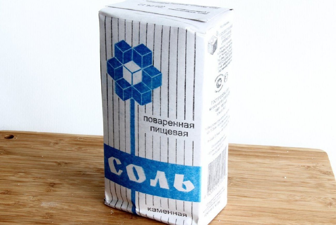 Соль больше не сбивается в комки: лайфхак для долгого хранения продукта