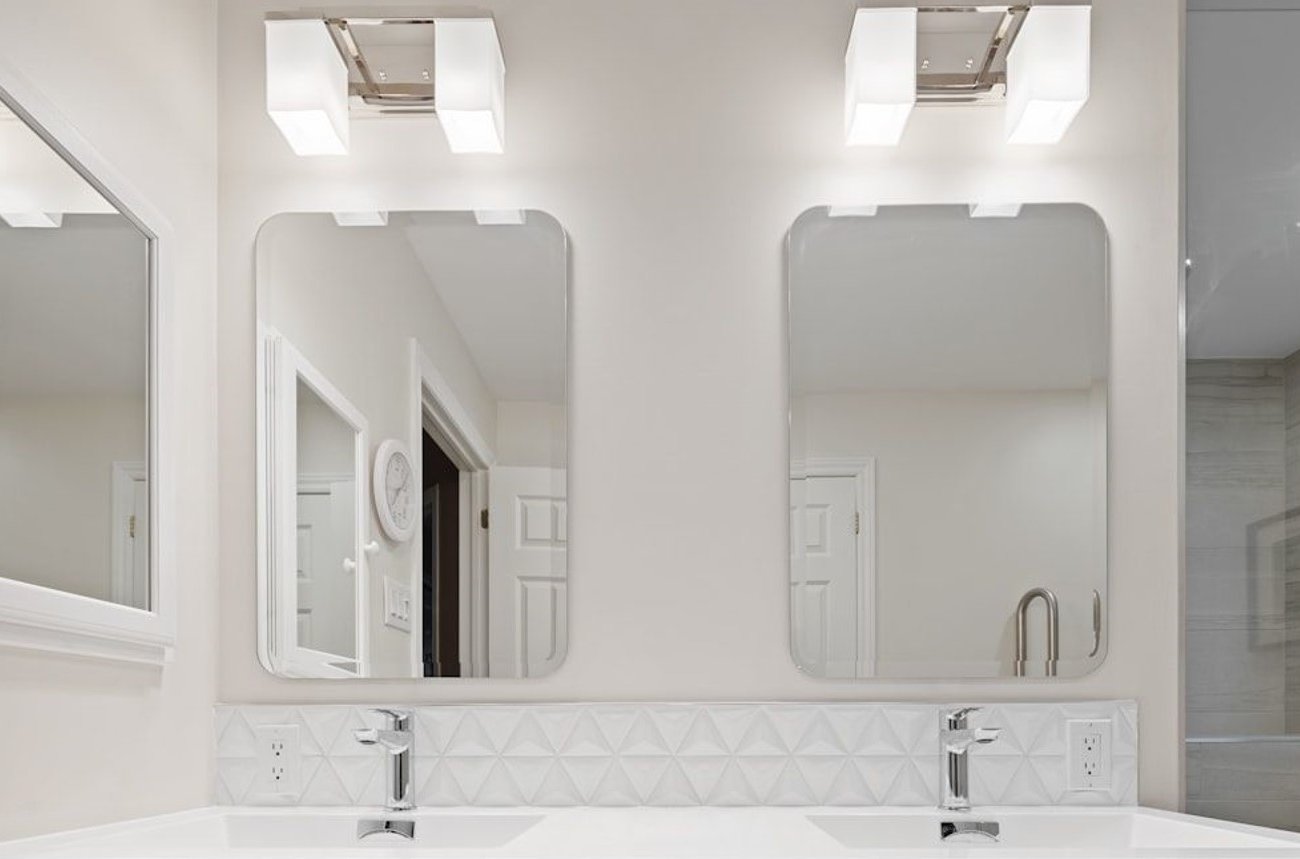 Зеркала будут сверкать от чистоты через 5 минут: бабушкин метод без разводов и полос