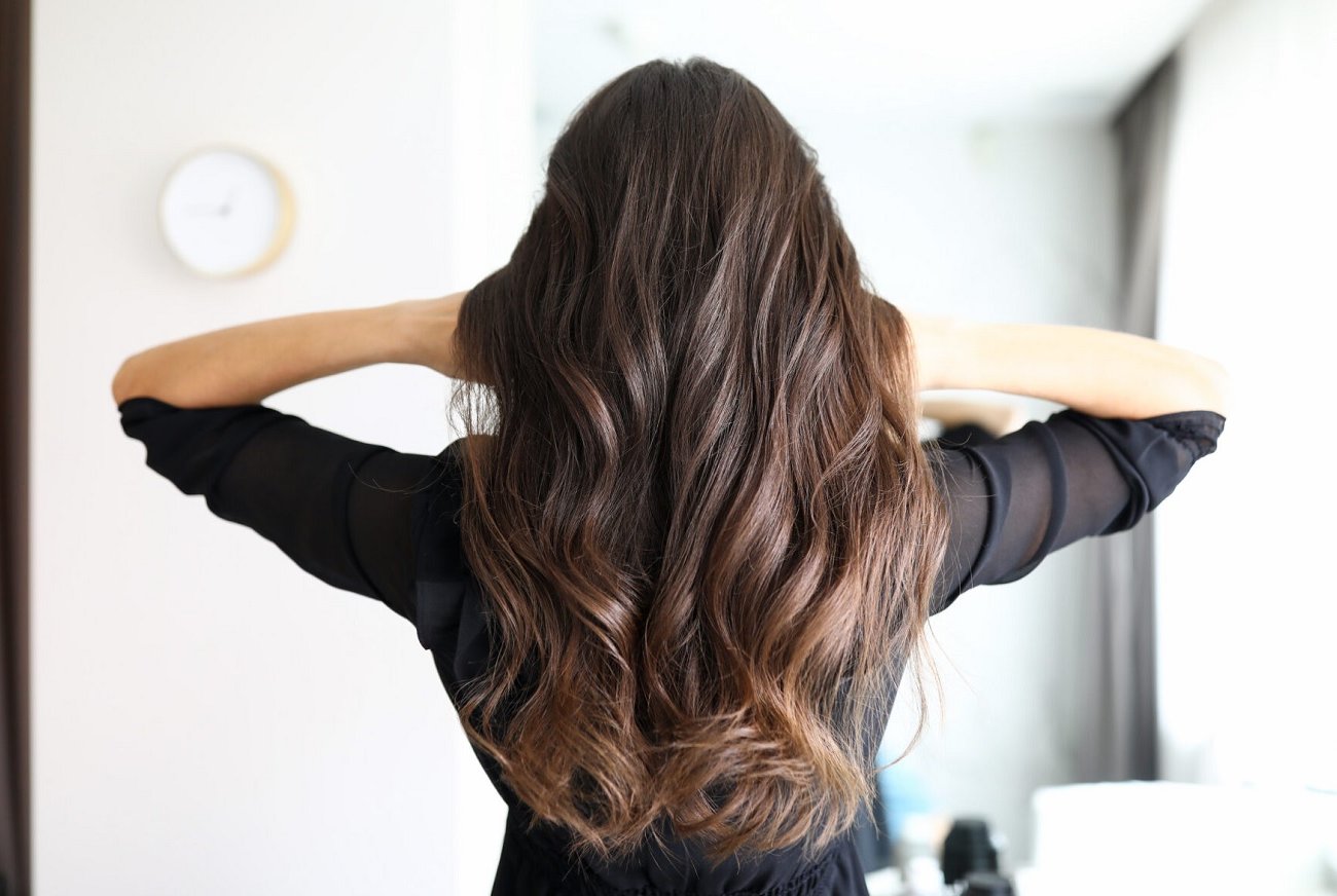Волосы будут свежими и объемными: запомните способ против жирного блеска