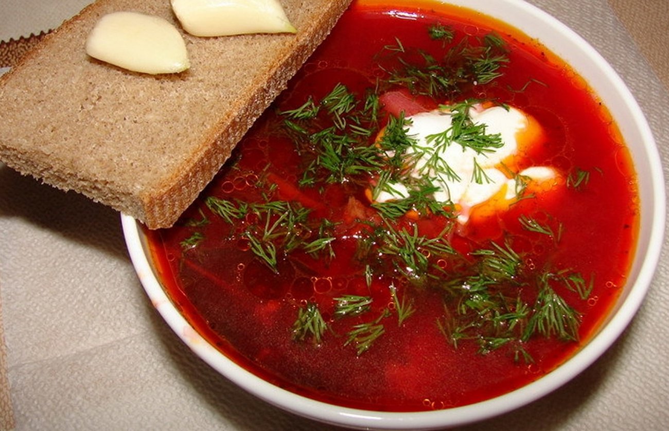 Готовим сытный борщ на диетическом бульоне: хитрость с одним ингредиентом