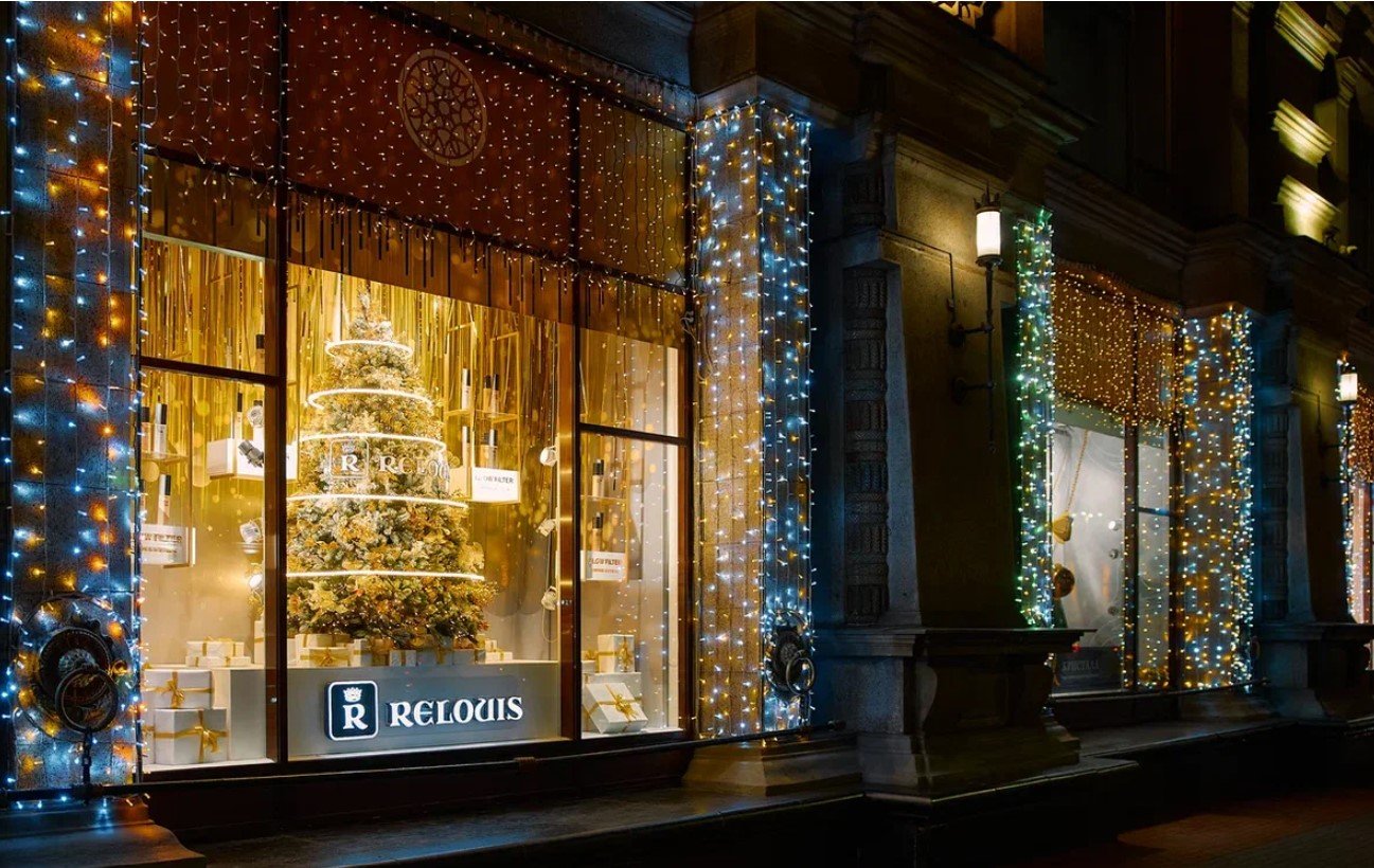 ГУМ открыл новогоднюю витрину из арт-объектов. Смотрите, как красиво