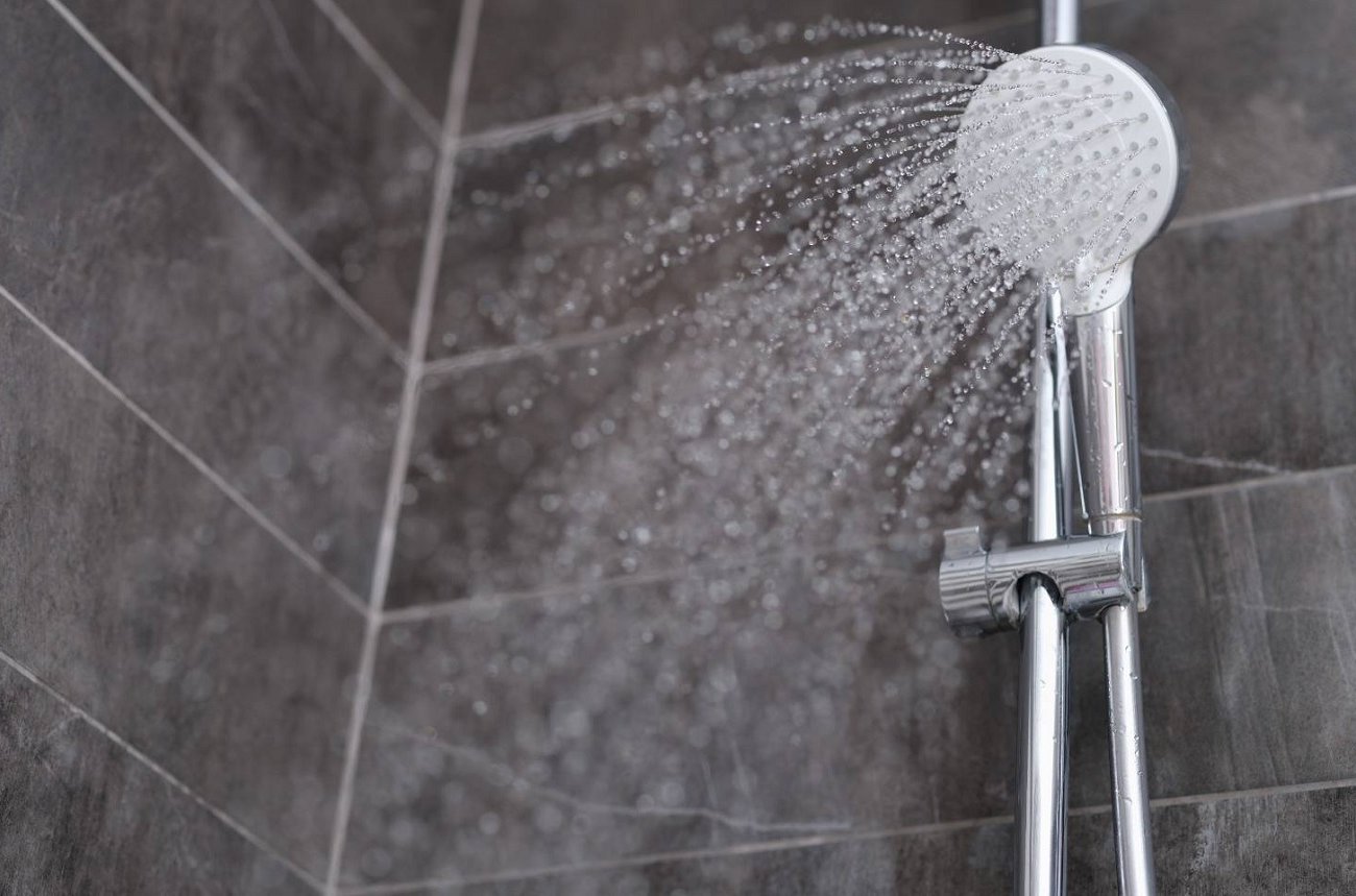 Насадка для душа будет как новая: 3 копеечных способа убрать застарелый налет
