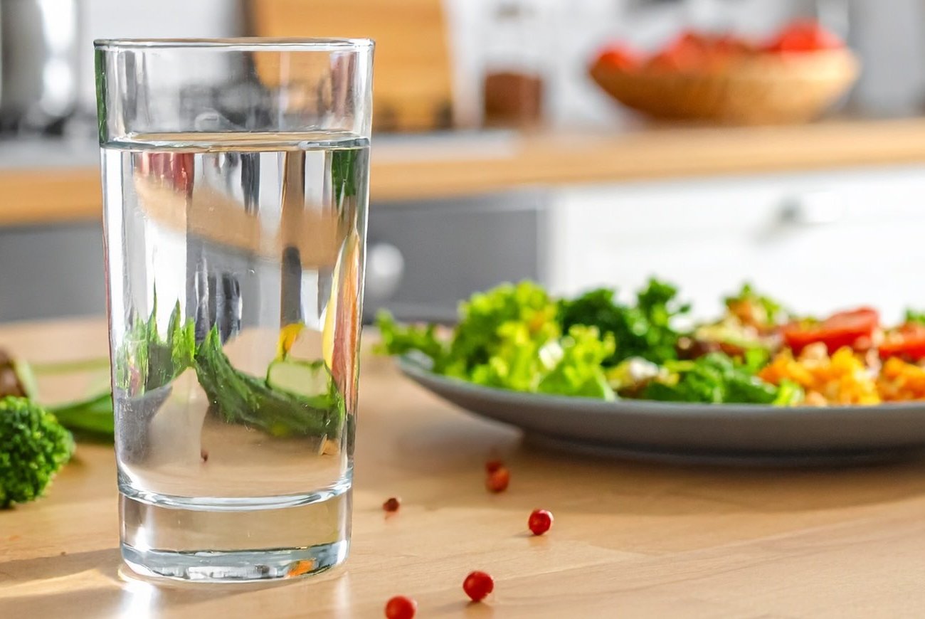 Неожиданная польза воды перед едой: всем худеющим на заметку
