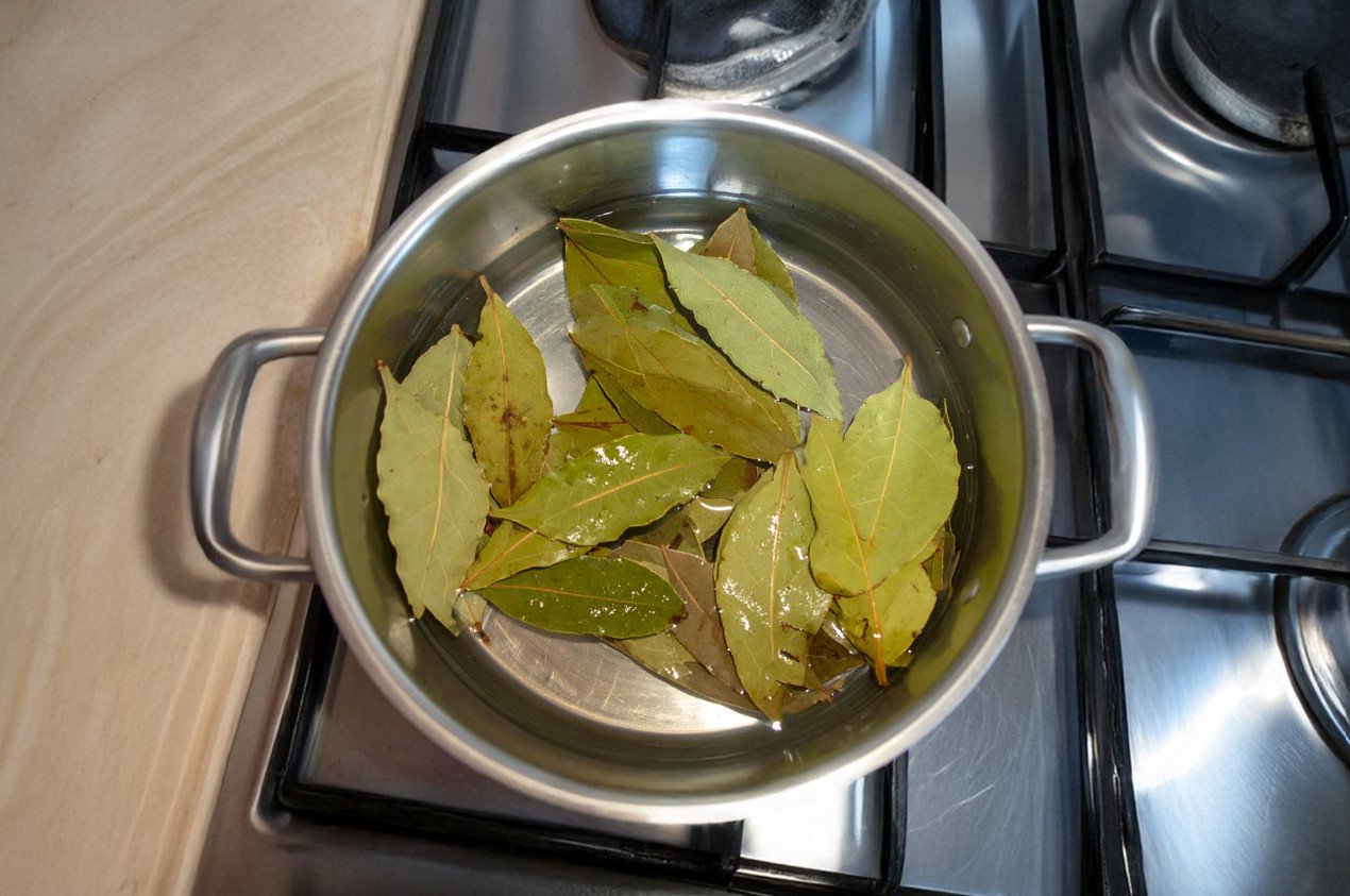 Зачем хозяйки кипятят лавровый лист: специя защитит дом и поможет на кухне