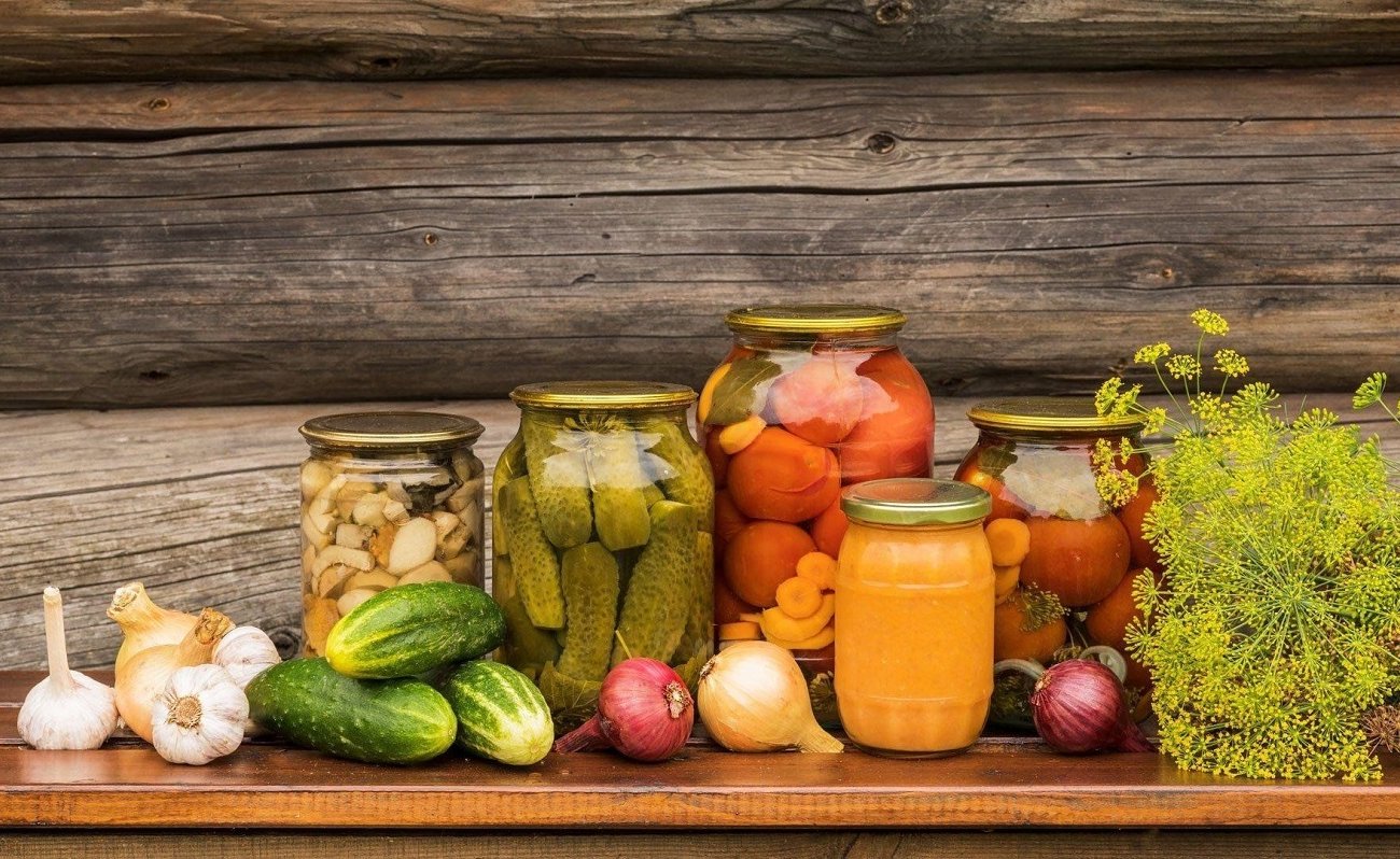 Консервация простоит годами без плесени: запомните хитрость с горчицей на крышках