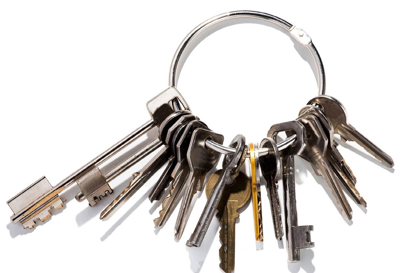 Почему не принято класть ключи на стол: дело не только в приметах