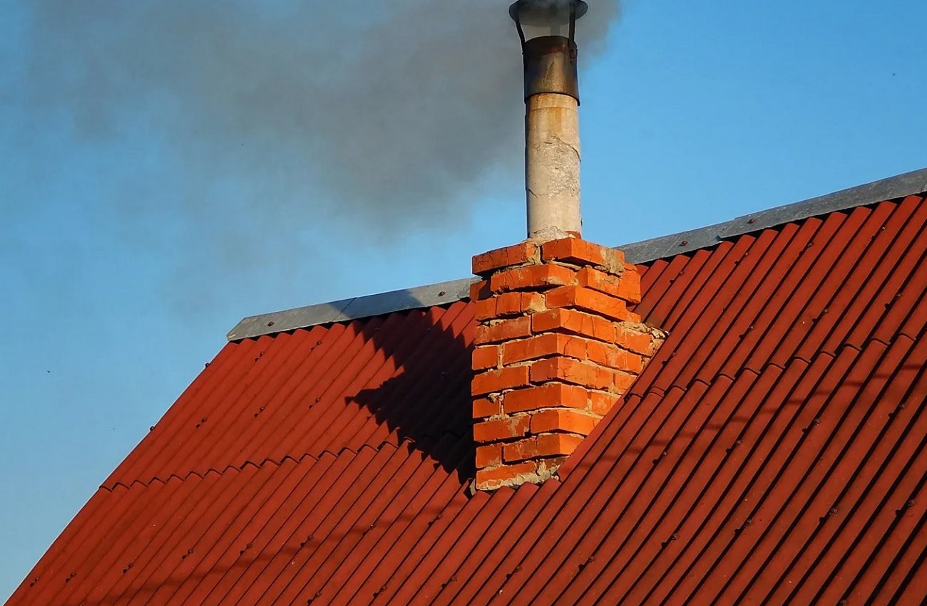 Дымоход будет идеально чистым: 3 быстрых метода очистки от сажи без специалиста