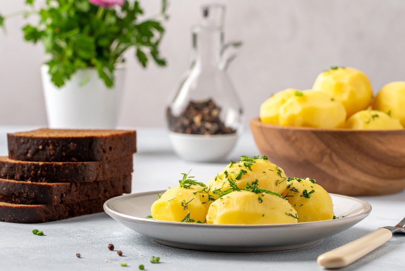 Картофель и хлеб несовместимы на одной тарелке: вот чем это опасно для здоровья