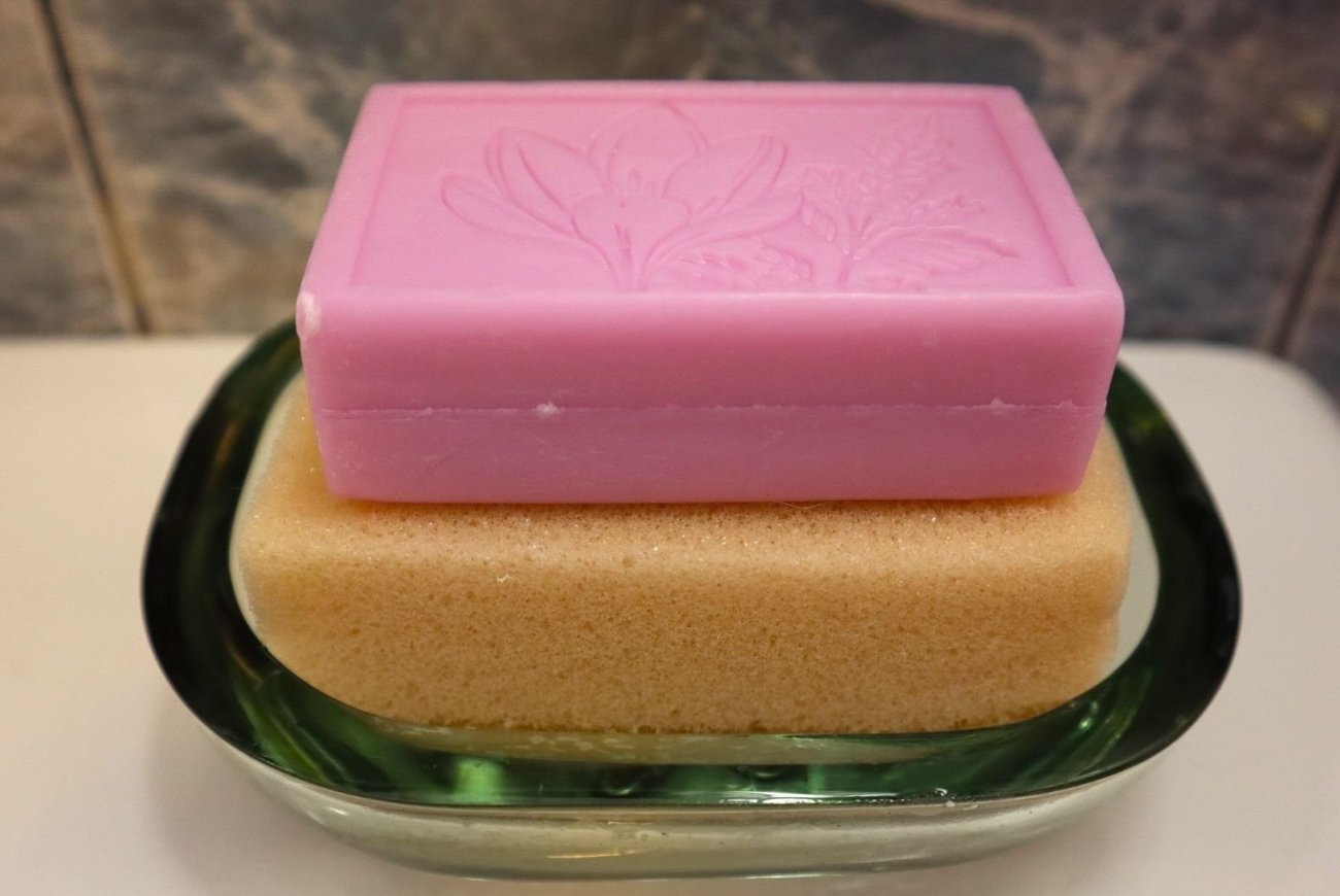 Зачем опытные хозяйки кладут губку для мытья посуды в мыльницу: лайфхак для спасения мыла