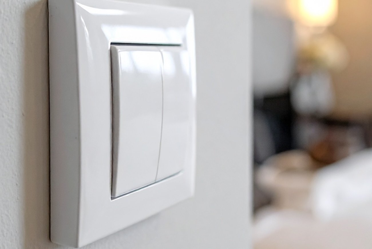 Розетки и выключатели снова станут белоснежными: простой способ отбеливания без замены