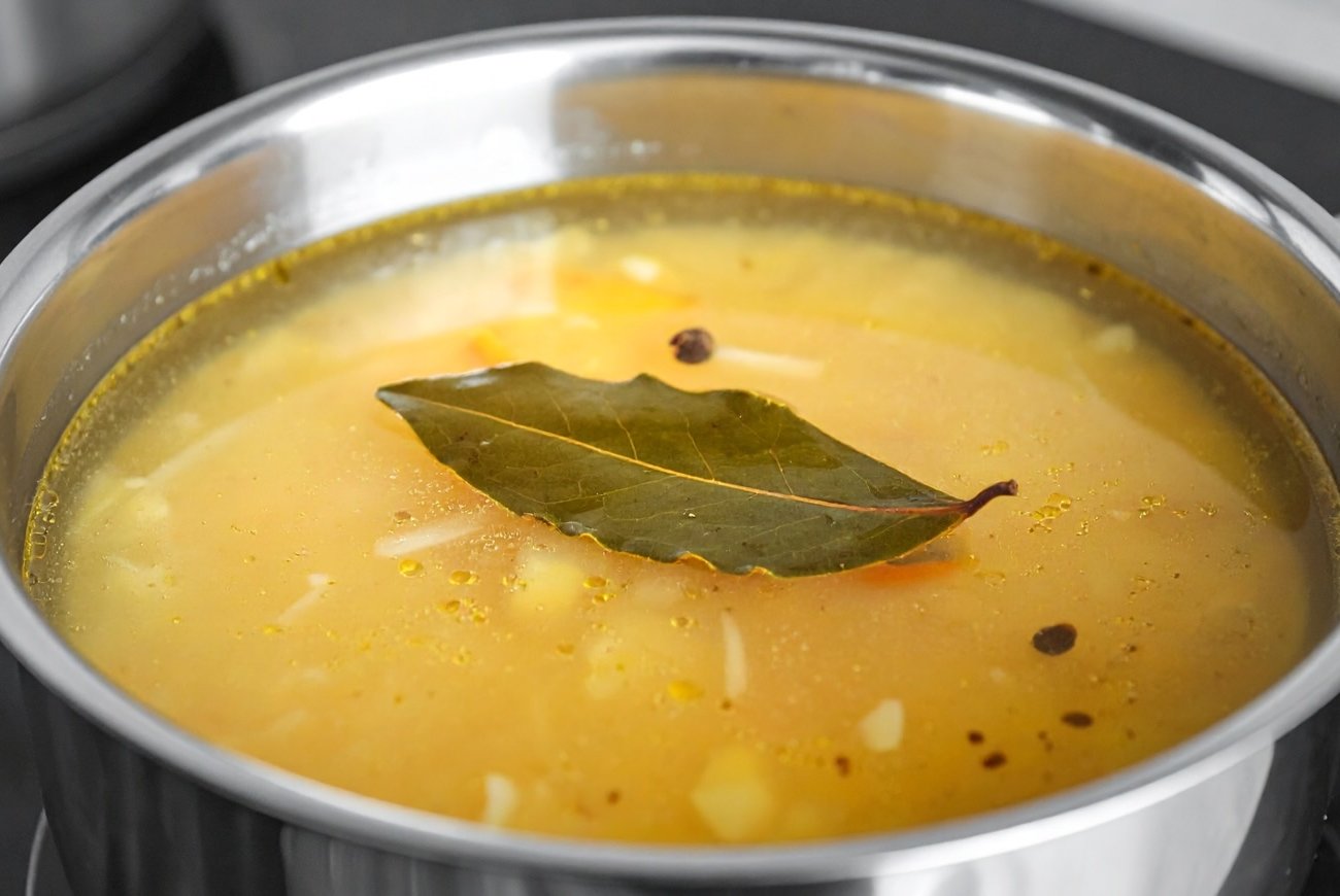 Лавровый лист раскроет весь аромат в супе: запомните правильный способ добавления