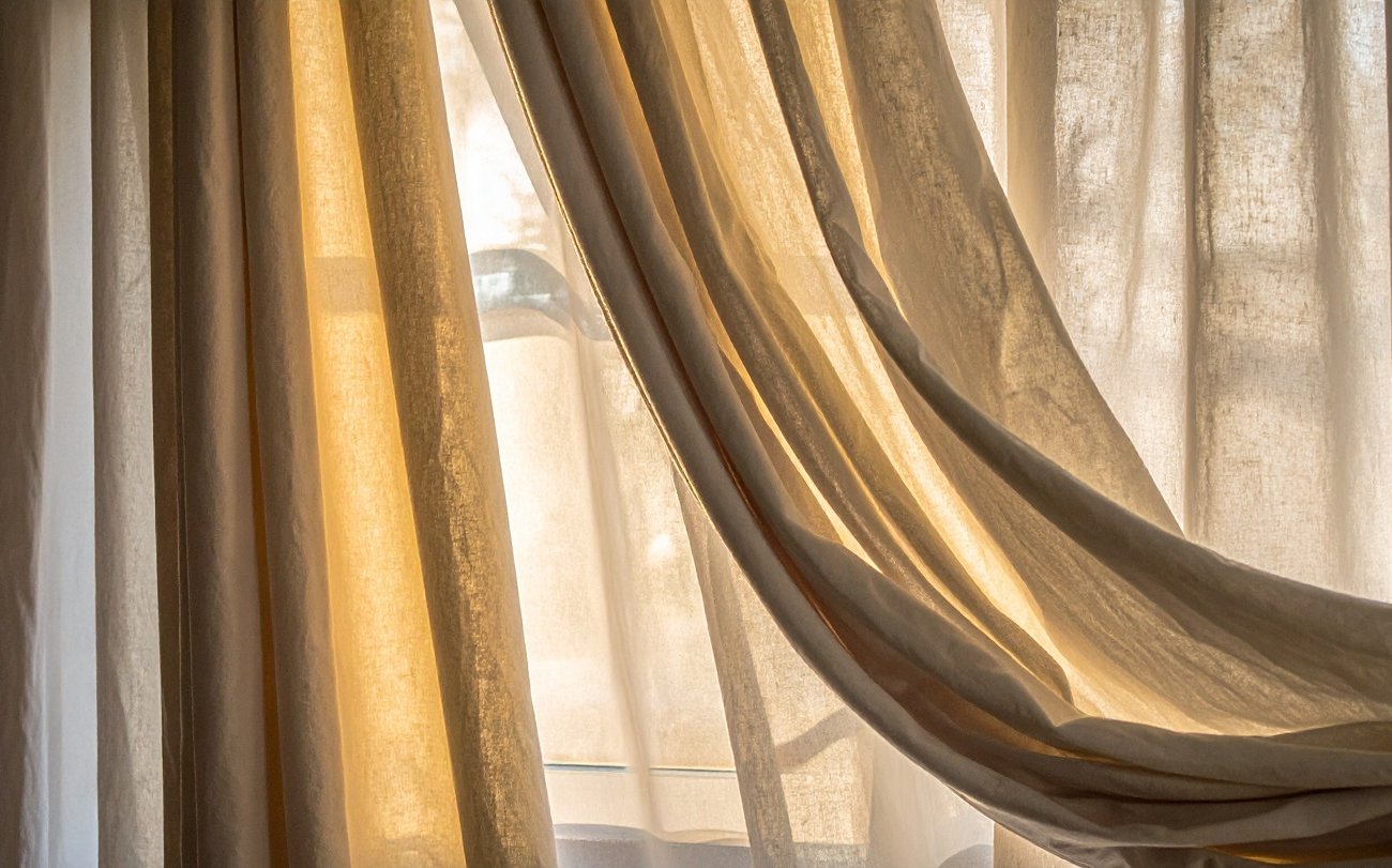 Шторы будут смотреться стильно и без карниза: бюджетные способы крепления