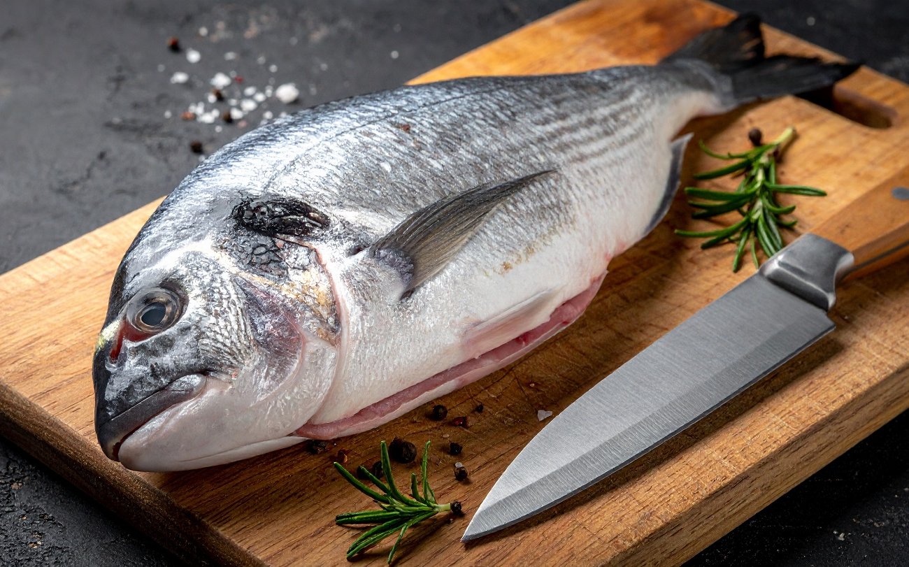 Рыба очистится от чешуи без грязи и брызг: хитрость опытных хозяек с тазиком и водой