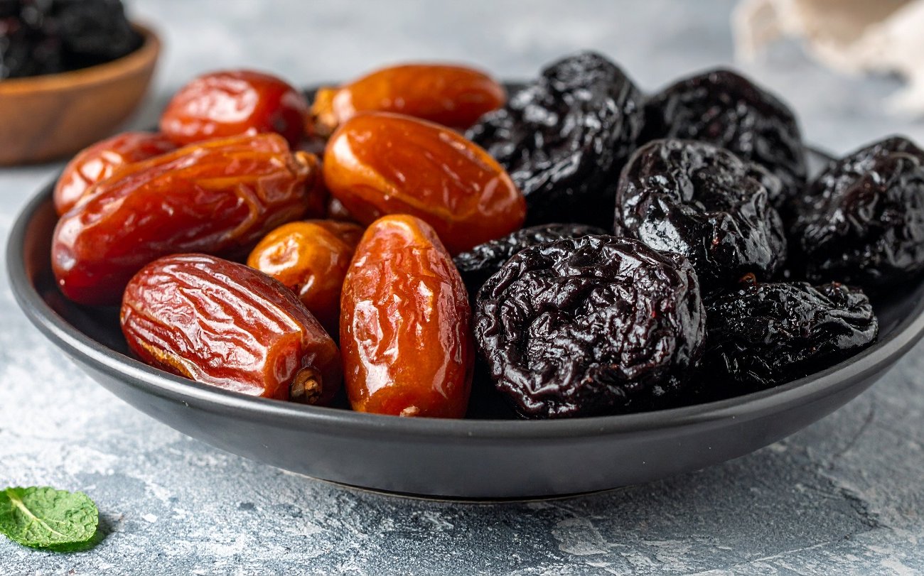 Как выбрать между финиками и черносливом: полезные свойства сухофруктов