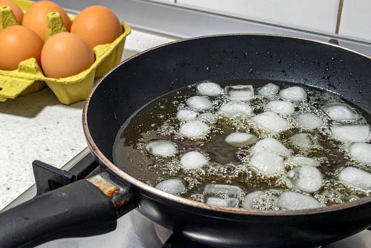 Жареные яйца получаются как в ресторане: секрет с кубиком льда на сковороде