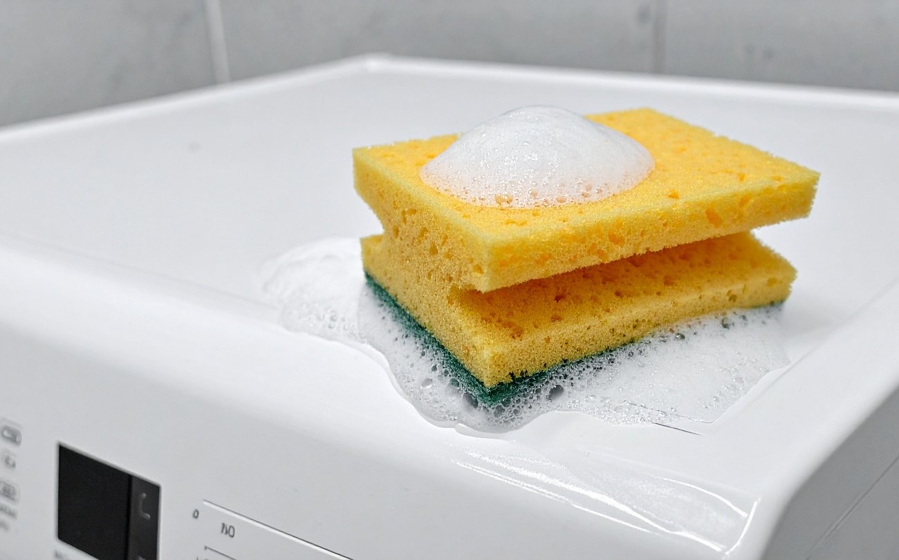 Губка для посуды творит чудеса в стиральной машине: лайфхак опытных хозяек