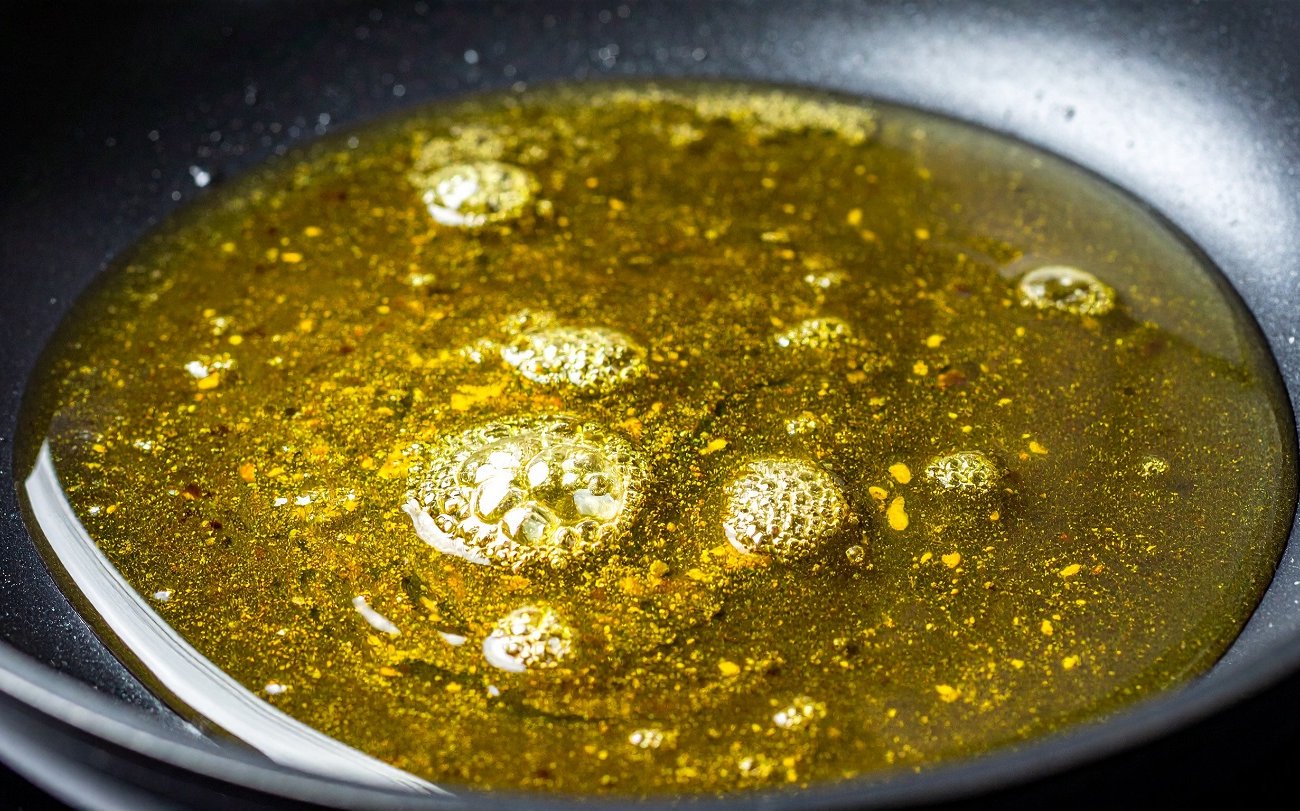 Больше не выливаю масло после жарки в раковину: простой способ утилизации без вреда для труб