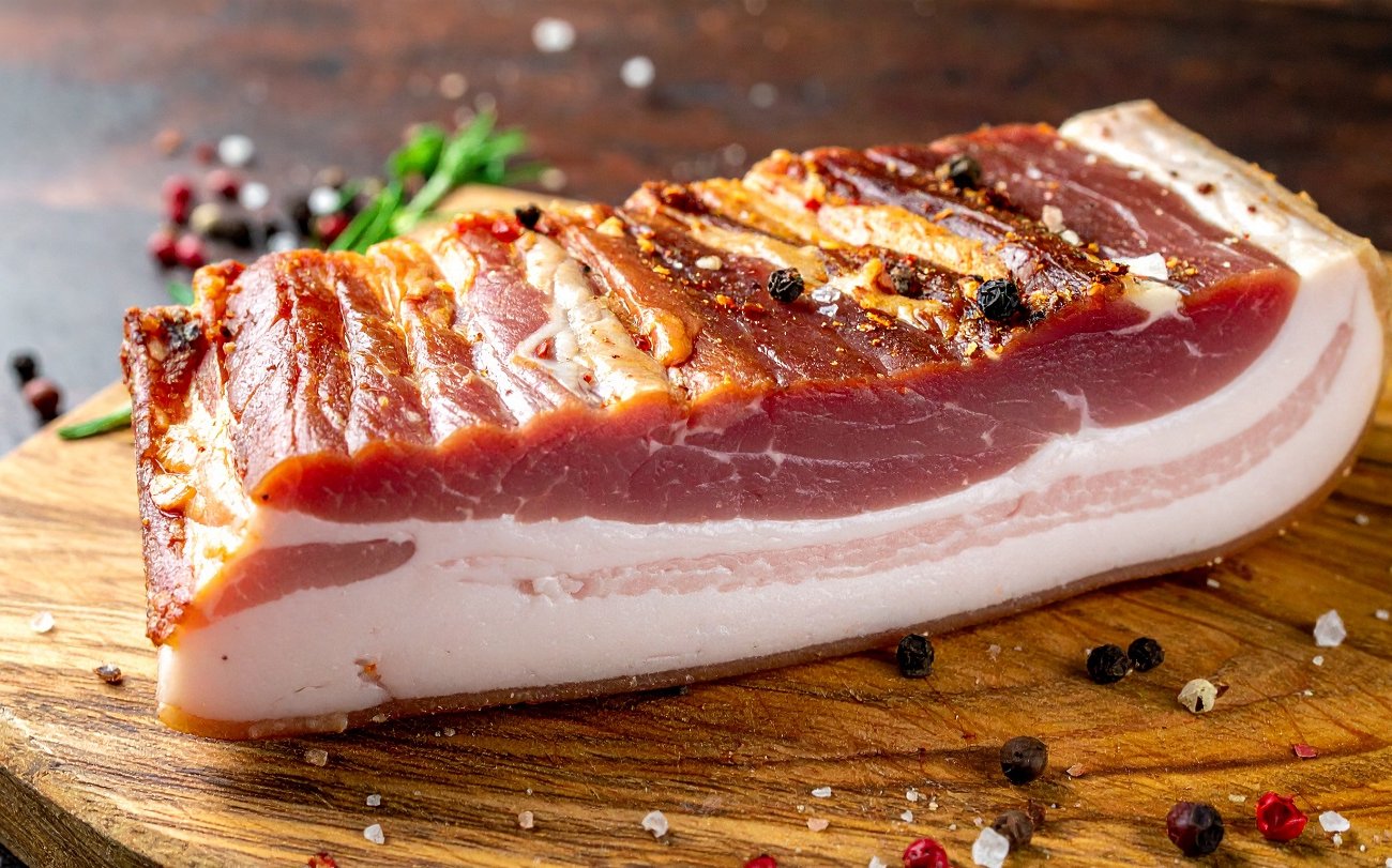 Ароматное сало с чесноком за одни сутки: простой рецепт закуски