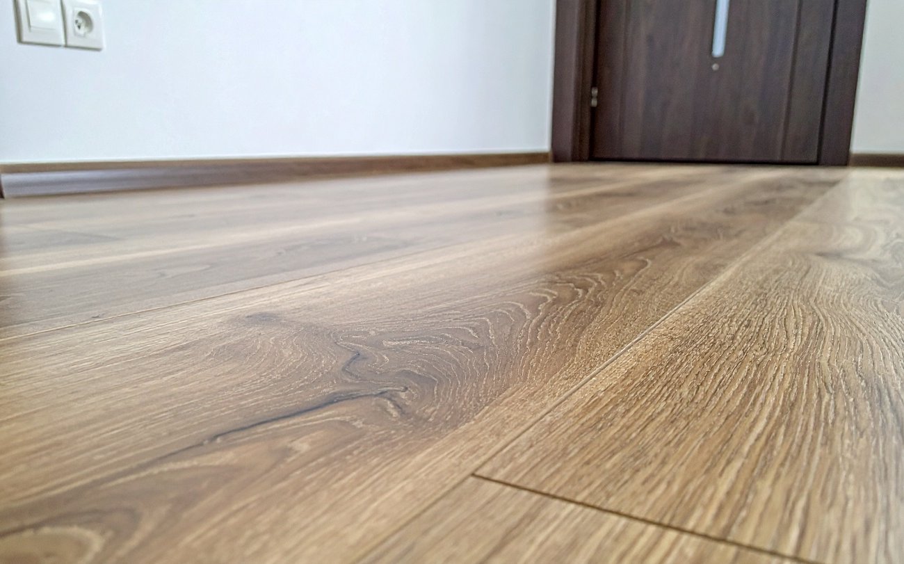 Заделываю сколы на ламинате этим методом и никто не замечает дефектов: быстрый домашний способ