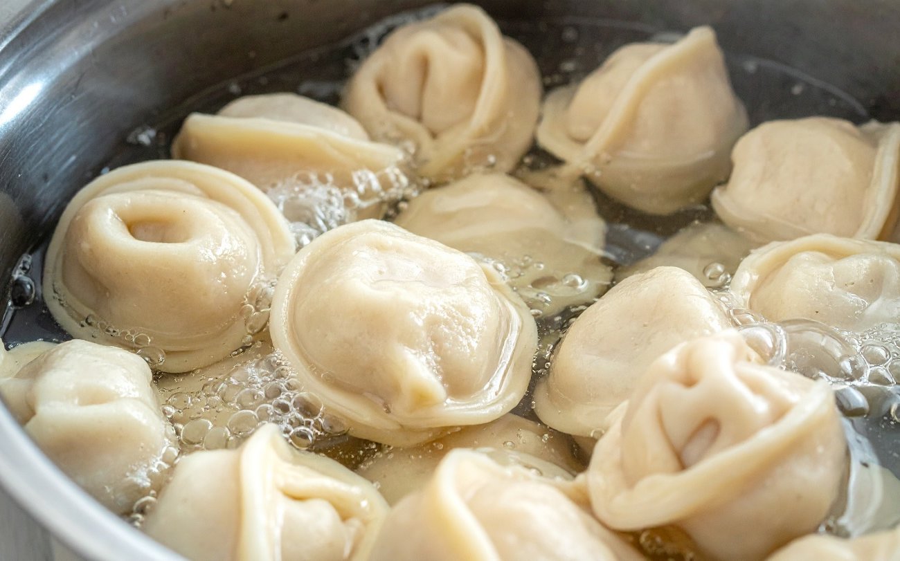 Пельмени больше не превратятся в слипшийся комок: поможет простая хитрость с водой