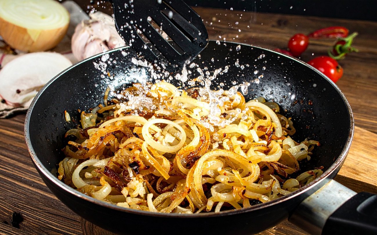 Лук превратится в золотистую вкуснятину: кулинарный трюк с добавлением соды