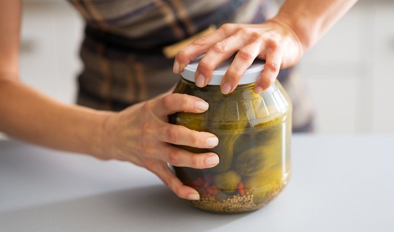 Крышка поддастся мгновенно: проверенные способы открытия банок без лишних усилий