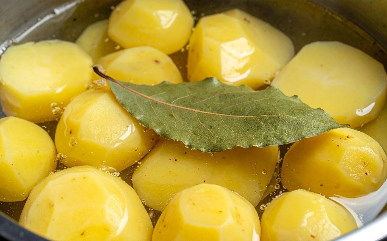 Бросаю лавровый лист при варке картошки и не нарадуюсь результату: вкус меняется до неузнаваемости