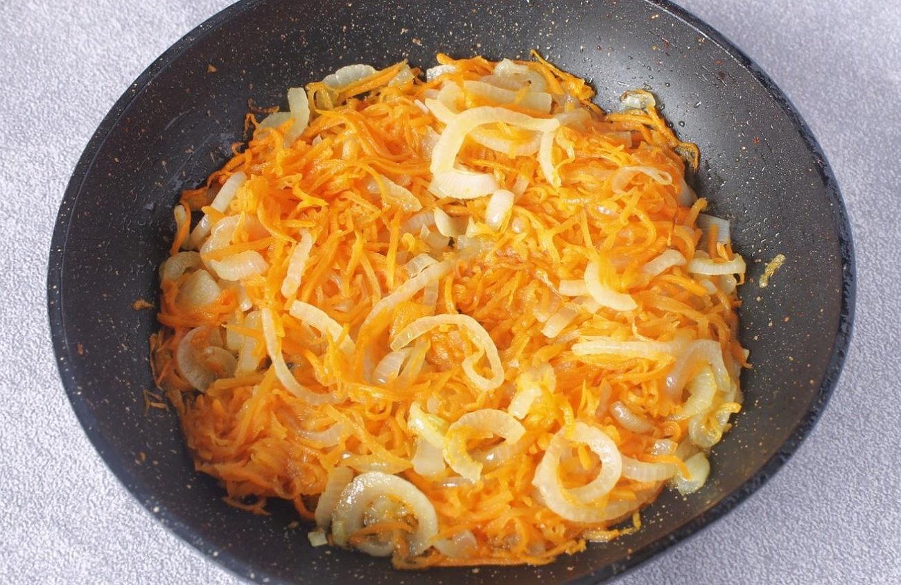Готовлю гарнир из лука и моркови и все просят добавку: запомните бюджетный рецепт