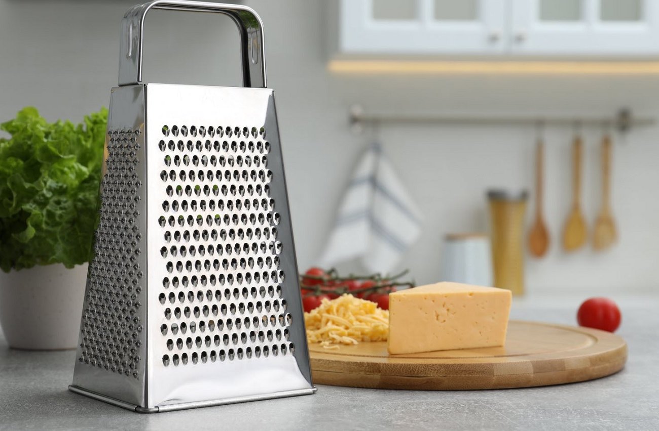 Даже старая терка будет резать как бритва: 5-минутный лайфхак заточки кухонного инструмента