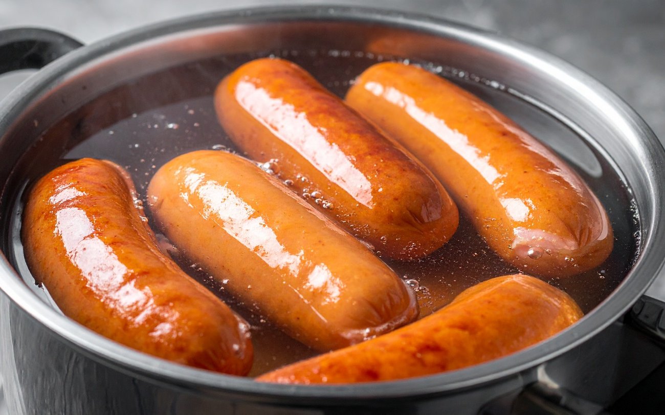 Сосиски больше не будут лопаться при варке: простая хитрость, которую знают не все