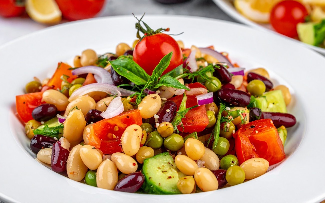 Салат из фасоли будет сытным и вкусным: быстрый рецепт на каждый день