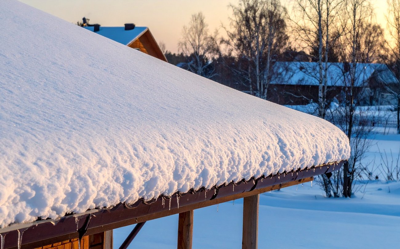 Неожиданная ценность снега на дачном участке: 3 хитрых способа применения