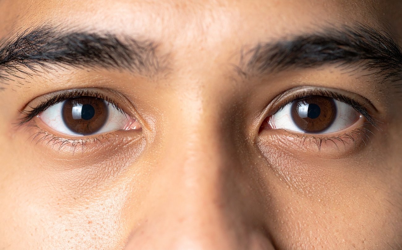 Глаз подергивается? Вот что это значит на самом деле и как себе помочь