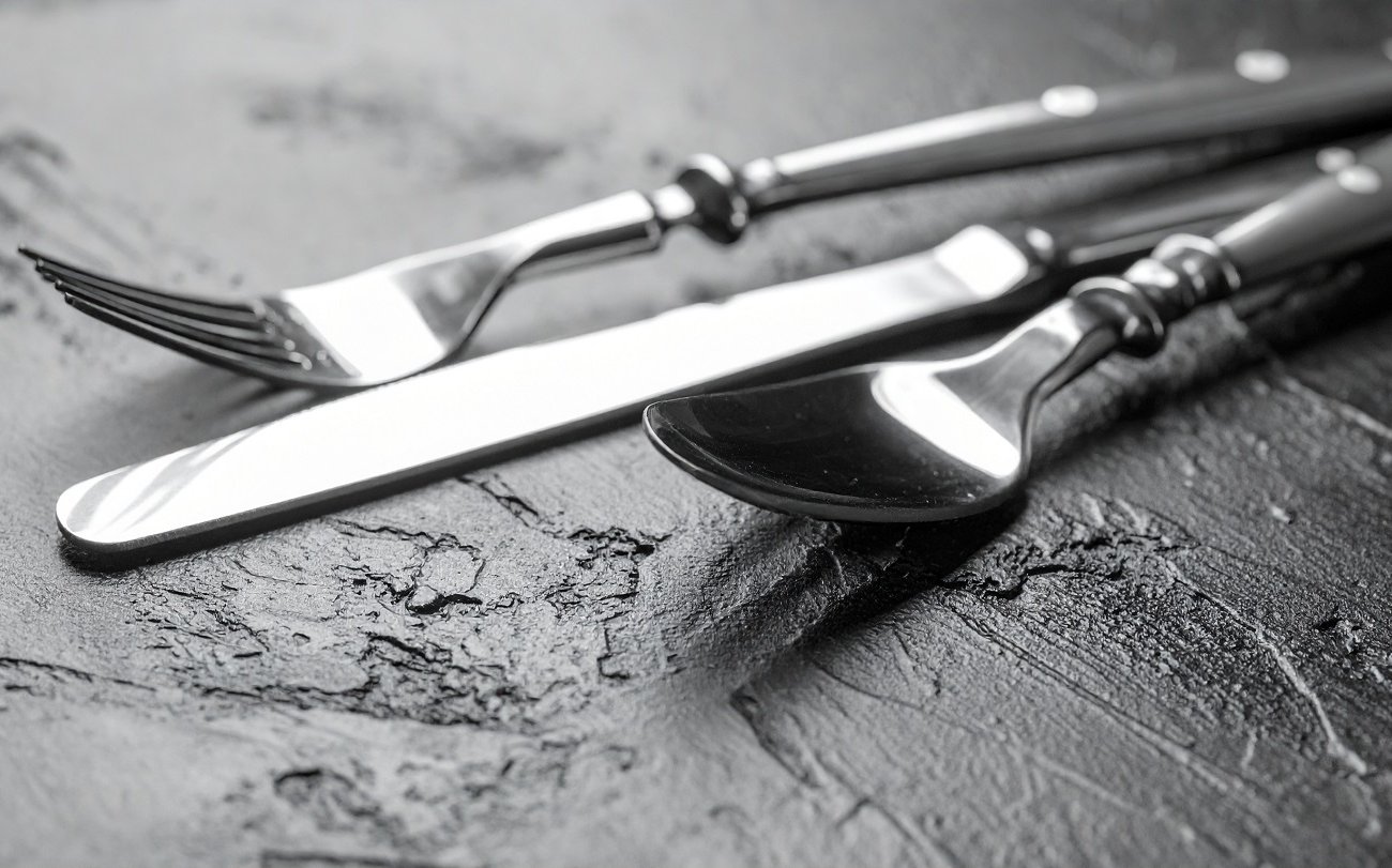 Столовые приборы будут сверкать чистотой: запомните 3 проверенных способа без дорогой химии